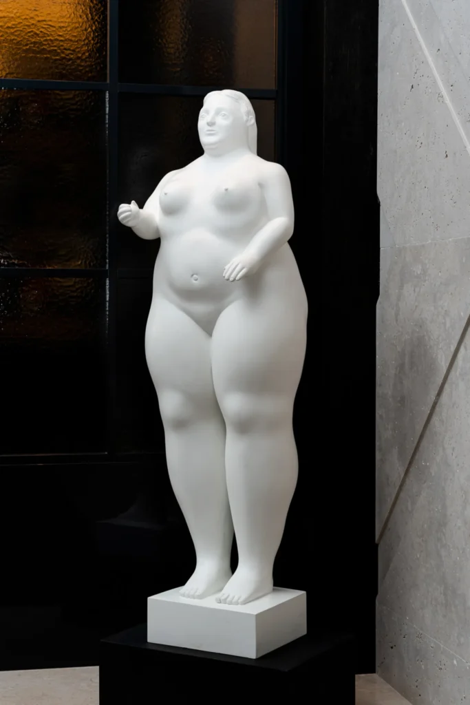 Fernando Botero - Standing women apple