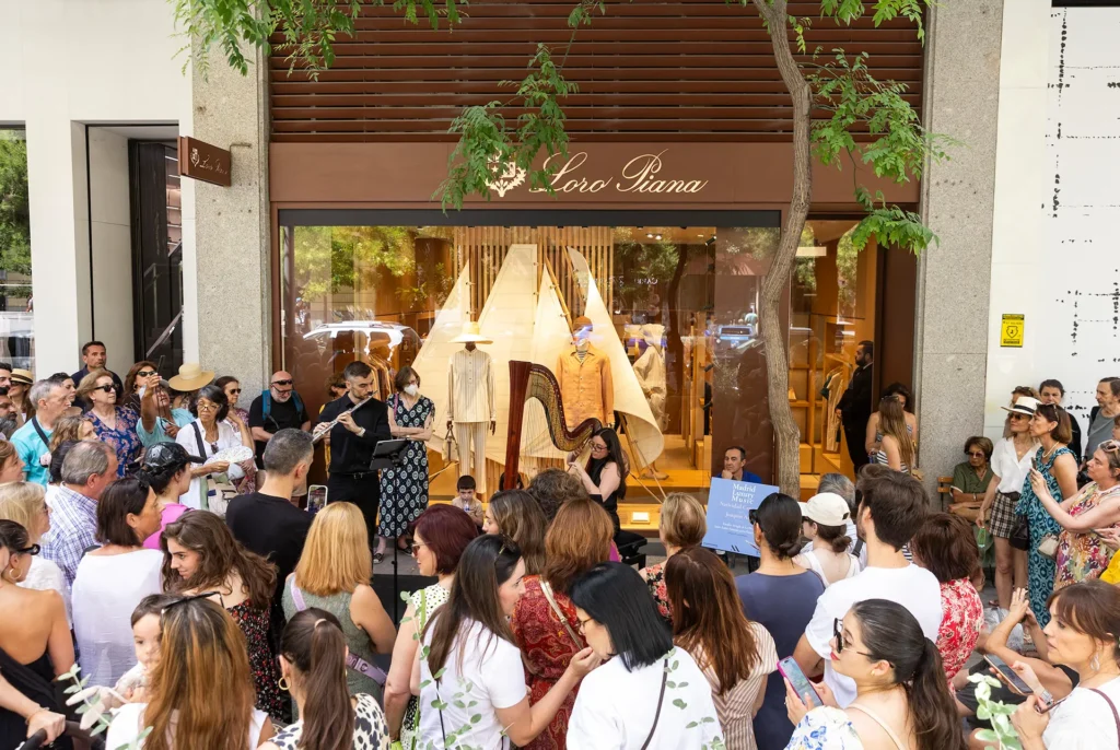 Musicos frente a Loro Piana